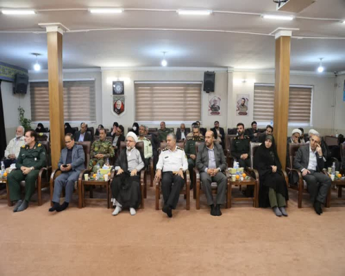 تقدیر نماینده محترم ولی فقیه و امام جمعه همدان از مدیر کل زنان و خانواده استانداری در مراسم تجلیل از خادمان نماز جمعه همدان