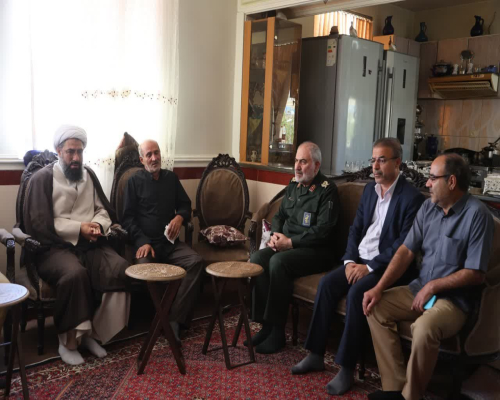  ادای احترام به قهرمان وطن با حضور امام جمعه و معاون سیاسی در خانه شهید کریمی