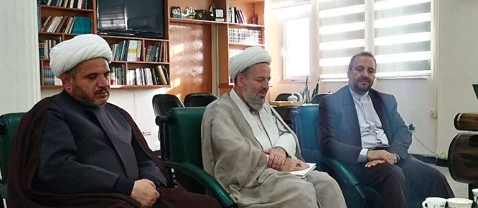 حجت‌الاسلام والمسلمین گرجی، مدیرکل محترم تبلیغات اسلامی استان همدان با حضور در فرمانداری نهاوند با مجتبی بیرانوند فرماندار شهرستان دیدار و گفت‌وگو کرد. در این دیدار، مدیرکل تبلیغات اسلامی استان با تأکید بر نقش مهم شهرستان نهاوند در حوزه‌های فرهنگی و دینی، خواستار گسترش همکاری‌های بین دستگاهی در اجرای برنامه‌های فرهنگی، مذهبی و اجتماعی شد. فرماندار نهاوند نیز ضمن قدردانی از فعالیت‌های مجموعه تبلیغات اسلامی، تقویت تعامل دستگاه‌های فرهنگی و اجرایی را زمینه‌ساز ارتقای سطح فرهنگ عمومی شهرستان دانست و بر حمایت مدیریت شهرستان از طرح‌ها و برنامه‌های فرهنگی تأکید کرد. این دیدار در فضایی صمیمی با هدف هم‌افزایی ظرفیت‌های فرهنگی، دینی و اجتماعی شهرستان برگزار شد.