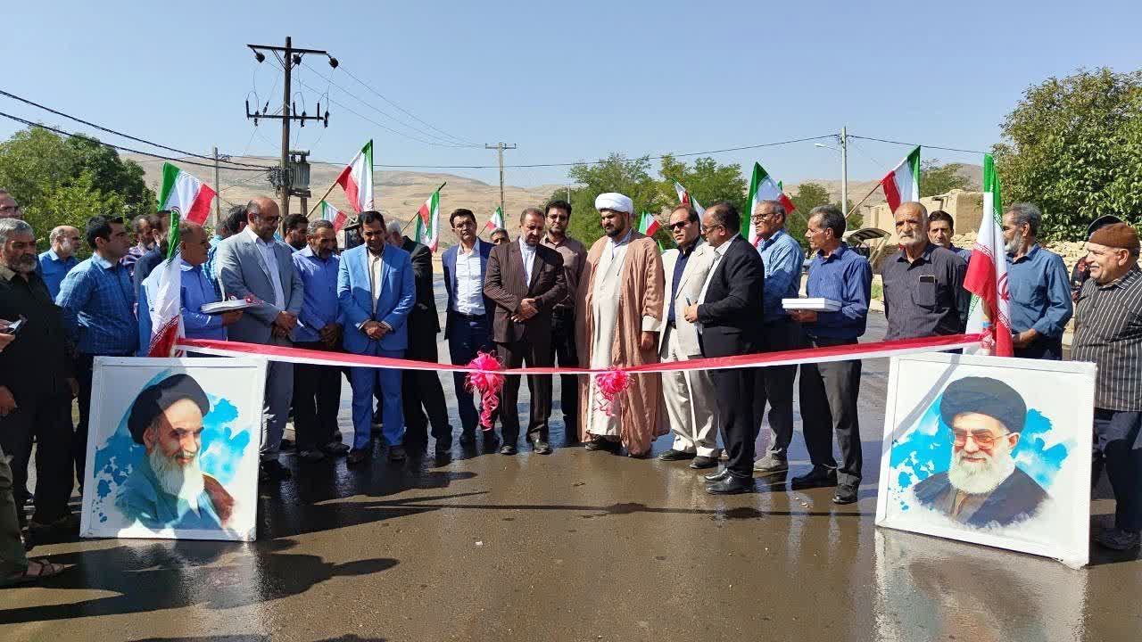 در سومین روز از هفته دولت، فاز اول پروژه بهسازی روستای چقا صراحی در بخش خزل شهرستان نهاوند  به نمایندگی از بهسازی 44 روستا با حضور مجتبی بیرانوند، فرماندار شهرستان نهاوند، حجت‌الاسلام حاتمی، امام جمعه خزل، بخشدار، اعضای شورای اسلامی، دهیار و جمعی از مسئولین و اهالی محترم روستا به بهره‌برداری رسید. این پروژه که بیش از 80 درصد روستا را بهسازی و آسفالت نموده بخشی از خدمات بنیاد مسکن انقلاب اسلامی در شهرستان نهاوند است، شامل اجرای آسفالت معابر، جدول‌گذاری و مقاوم‌سازی مسکن روستایی بوده و با استفاده از اعتبارات ملی و استانی سال ۱۴۰۳ به انجام رسیده است. جزئیات پروژه در روستای چقا صراحی: جمعیت تحت پوشش: ۲۷۸ نفر (۴۰ خانوار) زیرسازی و اجرای آسفالت: ۱۴۰۰۰ متر مربع اجرای جدول‌گذاری کانال‌های سنگی: ۱۳۰۰ متر طول مقاوم‌سازی ابنیه: ۲۶ واحد اعتبارات صرف شده: ۶۱۷ میلیارد ریال این پروژه نمایانگر خدمات ماندگار بنیاد مسکن انقلاب اسلامی است که به عنوان یکی از برکات مستمر و صدقات جاریه امام راحل (ره) در راستای توسعه و عمران روستاها اجرا می‌شود و باعث ارتقای کیفیت زندگی و رفاه اهالی روستاهای شهرستان نهاوند شده است. فرماندار نهاوند در این مراسم بر استمرار خدمت‌رسانی به روستاها و توسعه زیرساخت‌ها با رویکرد مردم‌محوری و ارتقای کیفیت زندگی روستائیان تاکید کرد.