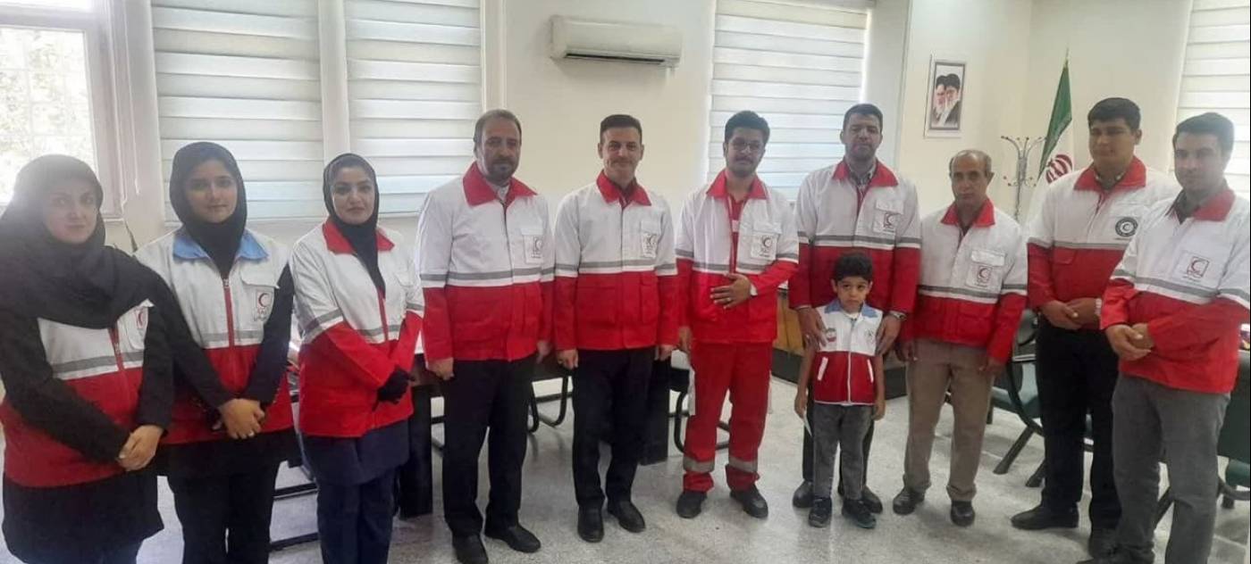 ردای سرخ همدلی بر تن فرماندار؛ تجلیل مجتبی بیرانوند از هلال احمر