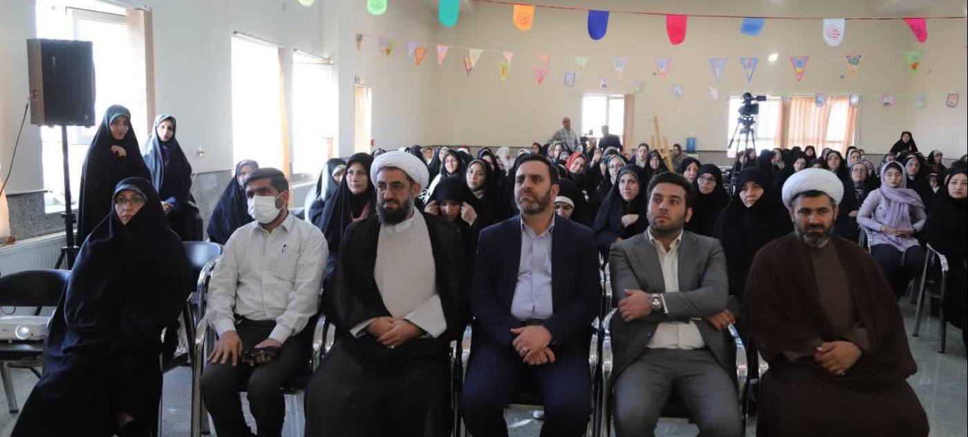 مراسم تجلیل از بانوان نخبه، فعال فرهنگی، هنری و ورزشی منطقه خضر با حضور نماینده ولی‌فقیه و مدیرکل امور بانوان استانداری همدان برگزار شد.