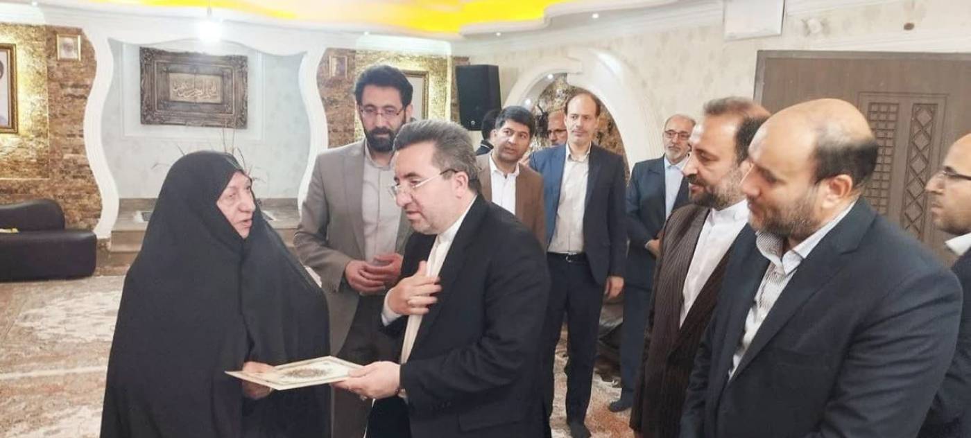 دیدار معاون قوه قضائیه و رئیس سازمان ثبت اسناد و املاک کشور و بیرانوند فرماندار شهرستان نهاوندبا خانواده شهیدان قیطاسی