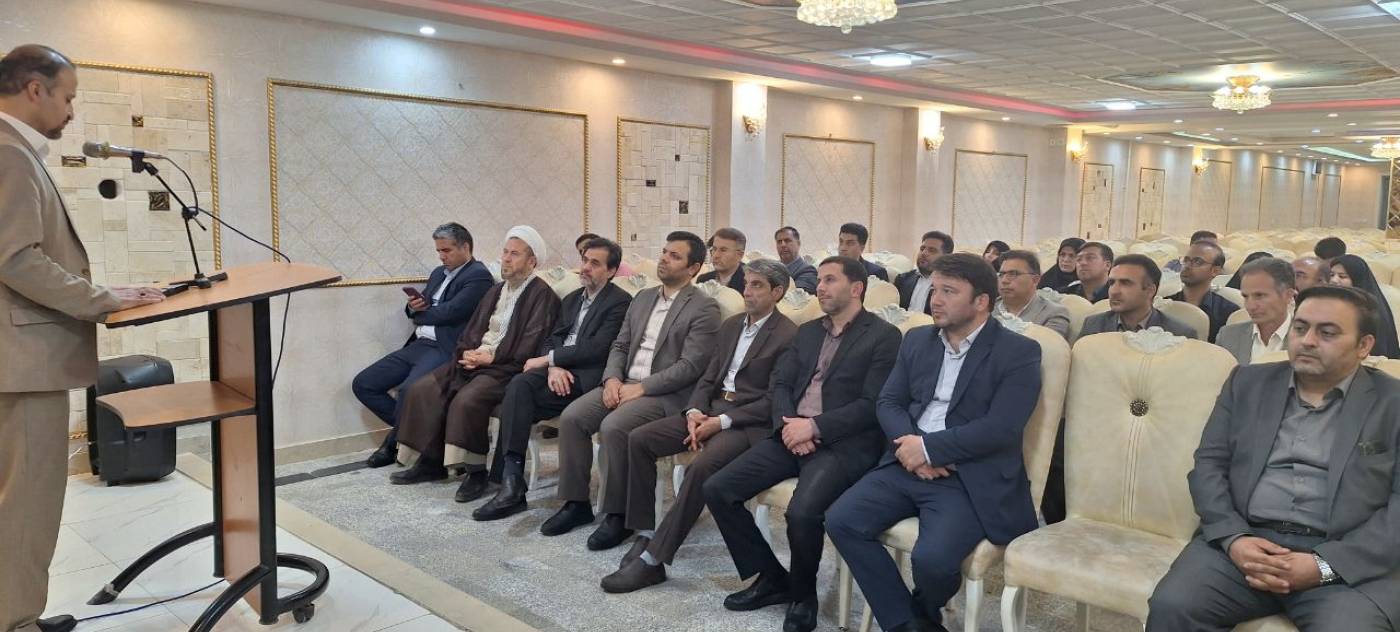 با حضور امام جمعه وفرماندار استادان دانشگاه آزاد اسلامي واحد کبودراهنگ تجليل شدند