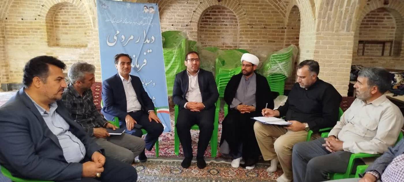 محمد فتحی فرماندار فامنین به همراه مسئولین شهرستان ضمن حضور در روستای خوش‌آباد از این روستا بازدید و با اهالی این روستا دیدار و گفتگو کرد.