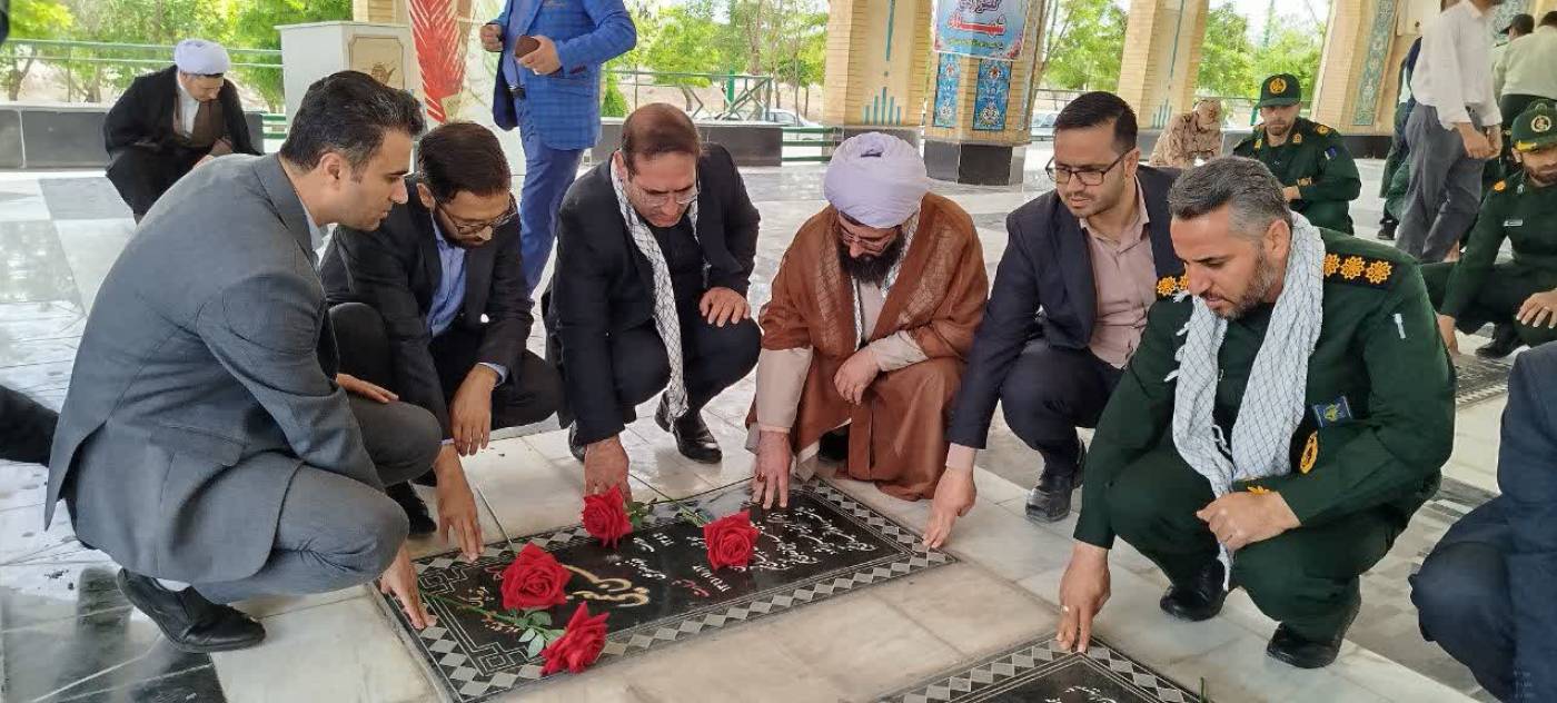  غبارروبی گلزار شهدای شهر فامنین به مناسبت سوم خرداد سالروز آزادسازی خرمشهر