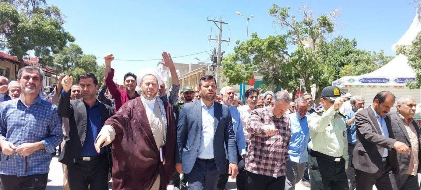 امام جمعه،فرماندار کبودراهنگ ونمازگزاران شهر کبودراهنگ بعد از اقامه نماز عبادی وسیاسی جمعه در حمایت از مردم مظلوم فلسطین و لبنان و غزه و محکوم کردن جنایات رژیم صهیونیستی در راهپیمایی شرکت کردند.