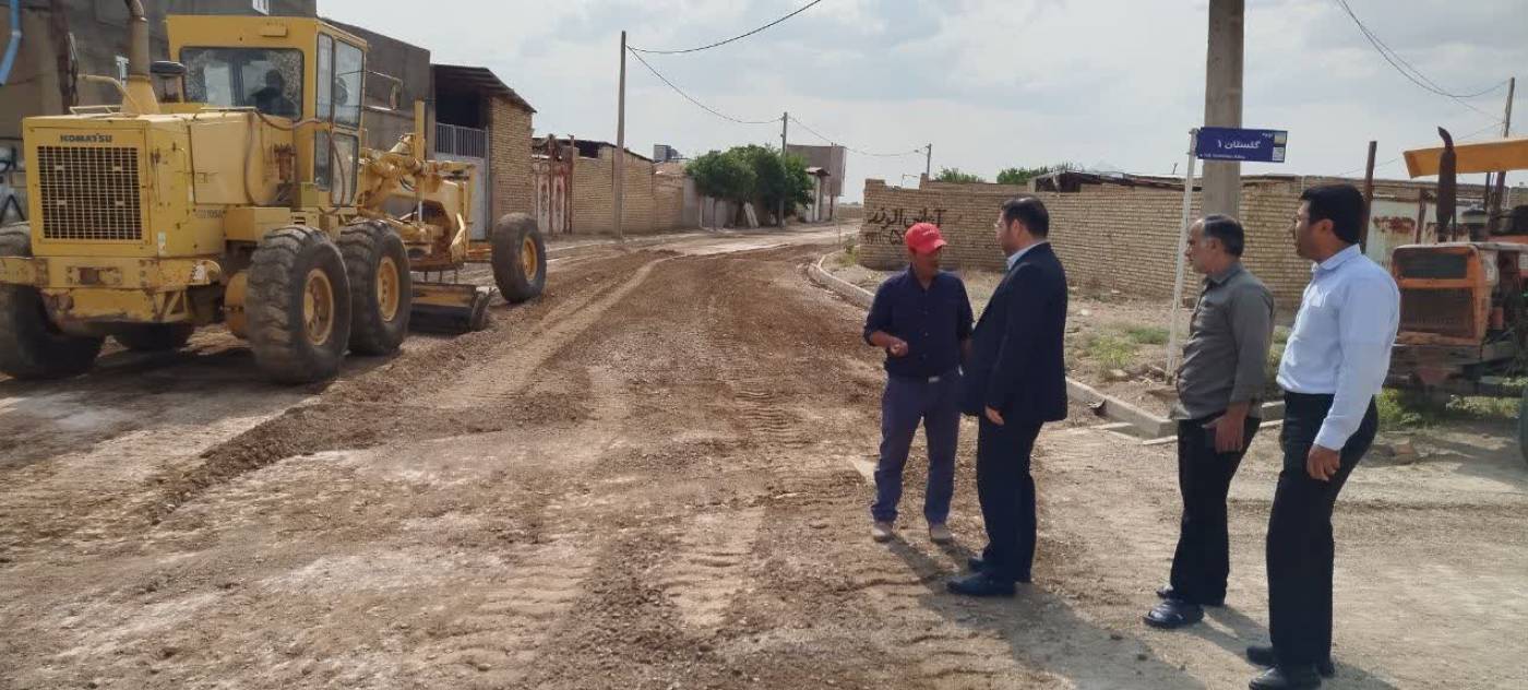 بازدید دکتر محمد فتحی فرماندار شهرستان فامنین به همراه شورا و دهیار روستای قزل‌آباد از فعالیت عمرانی در این روستا