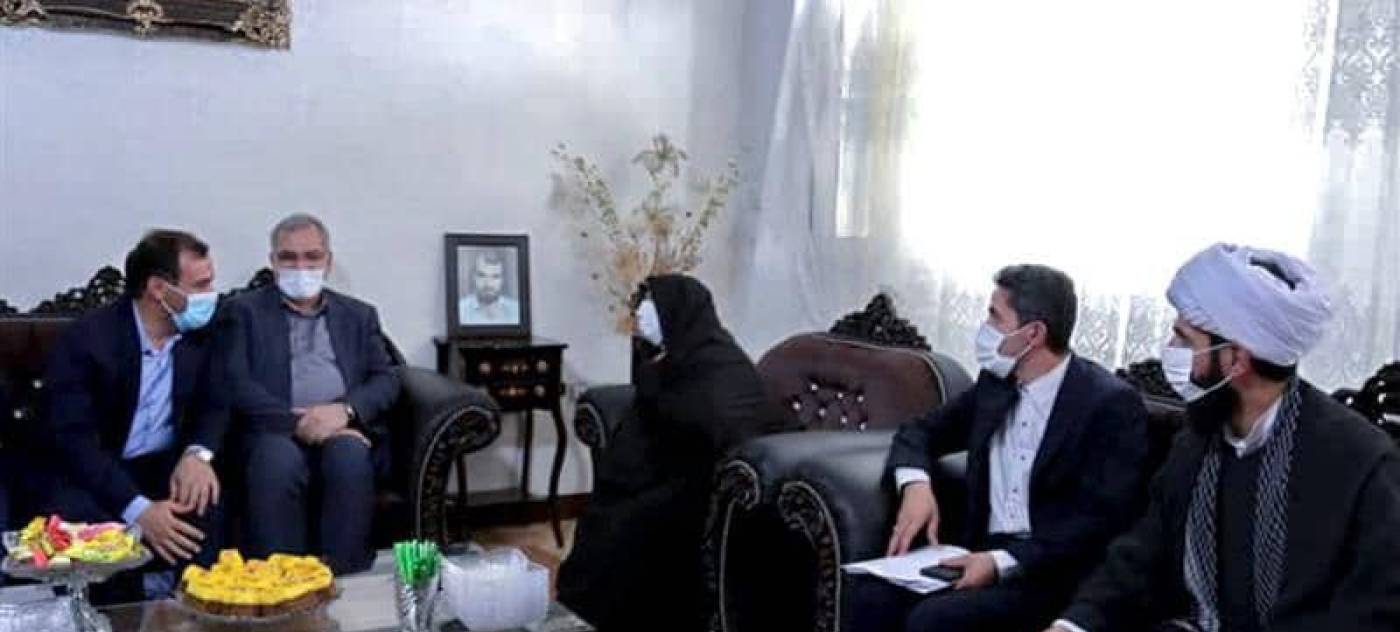 دکتر بهرام عین اللهی وزیر محترم بهداشت با حضور در منزل سردار شهید محسن بکند با خانواده شهید دیدار و با اهدای لوح و هدیه از آنها تجلیل نمودند.