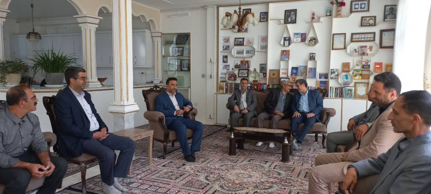 فرماندار نهاوند با خانواده «شهید ماشاالله سیف» دیدار کرد
