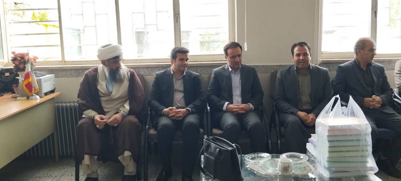 بازدید فرماندار رزن از مدرسه مولوی دمق و تجلیل از مقام معلم