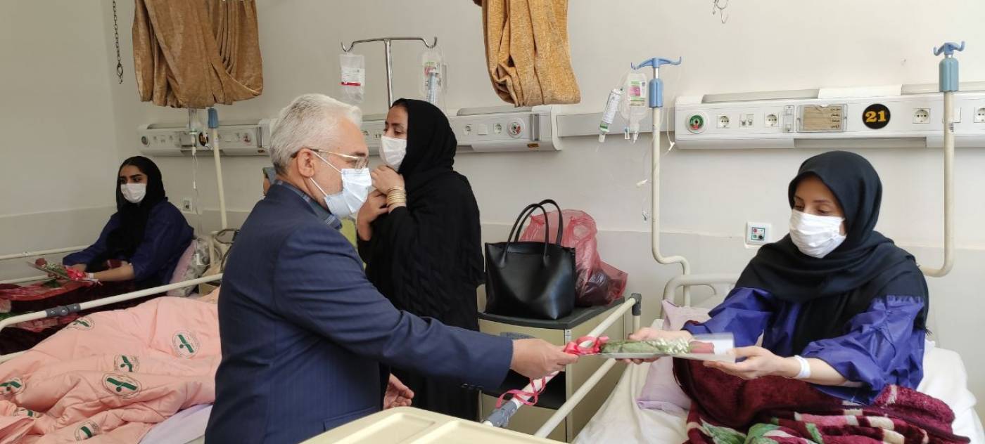 بمناسبت هفته سلامت از بیماران بستری در بیمارستان حضرت ولیعصر تویسرکان عیادت شد.