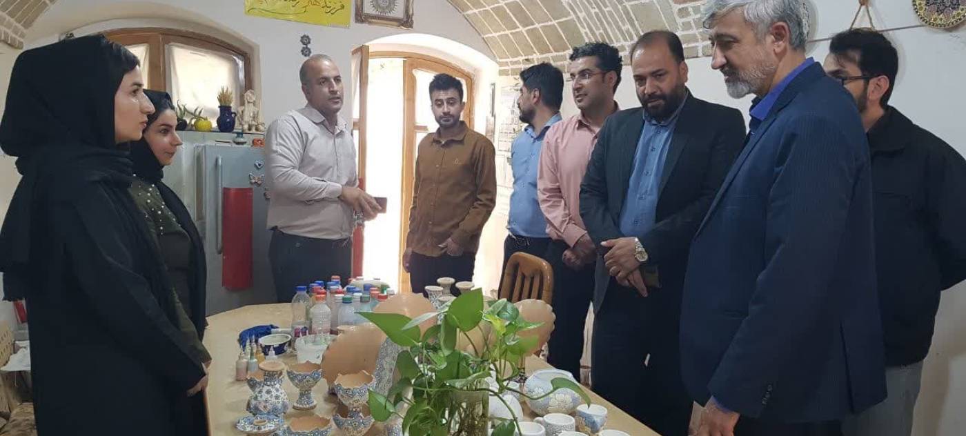 بازدید فرماندار شهرستان بهمراه رئیس اداره تعاون، کار و رفاه اجتماعی و رئیس اداره میراث فرهنگی شهرستان از نمایشگاه رویداد ملی مشاغل خانگی مستقر در خانه تاریخی دکتر اقتداری
