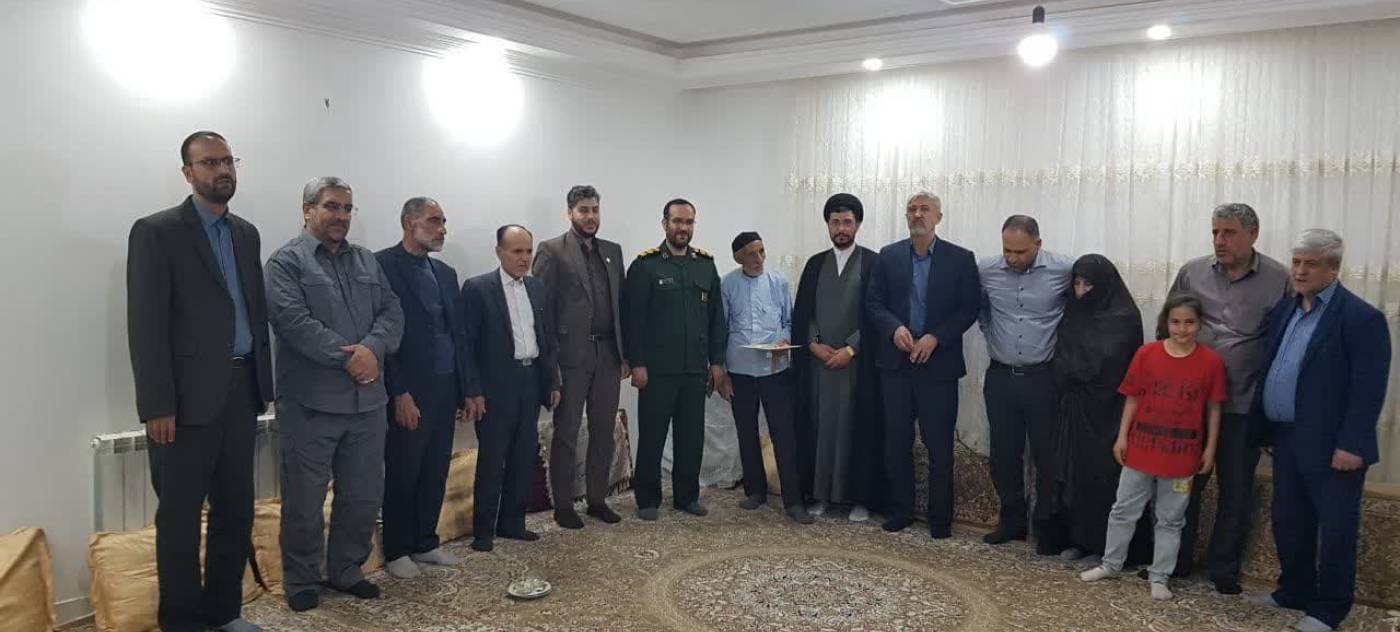 سرپرست فرمانداری شهرستان تویسرکان با خانواده معزز شهید سردار عینعلی دیدار کرد.