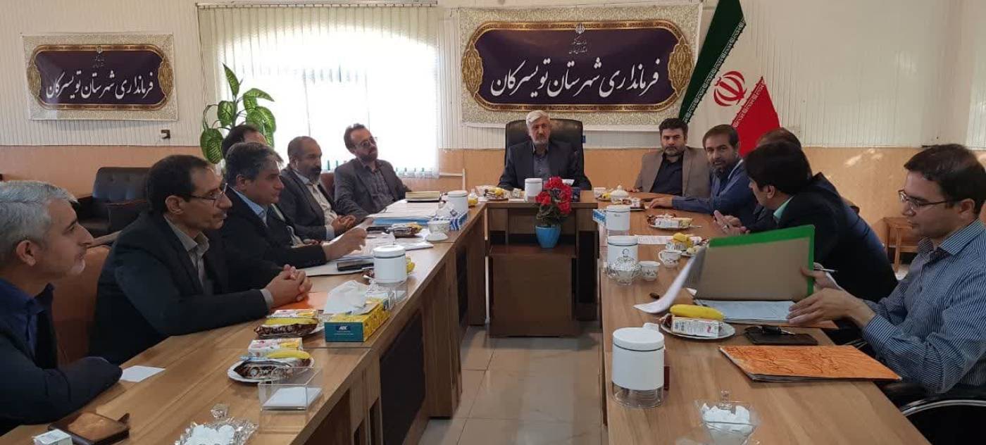 حضور مدیرکل مخابرات استان همدان در فرمانداری تویسرکان و بررسی مسائل ارتباطی شهرستان