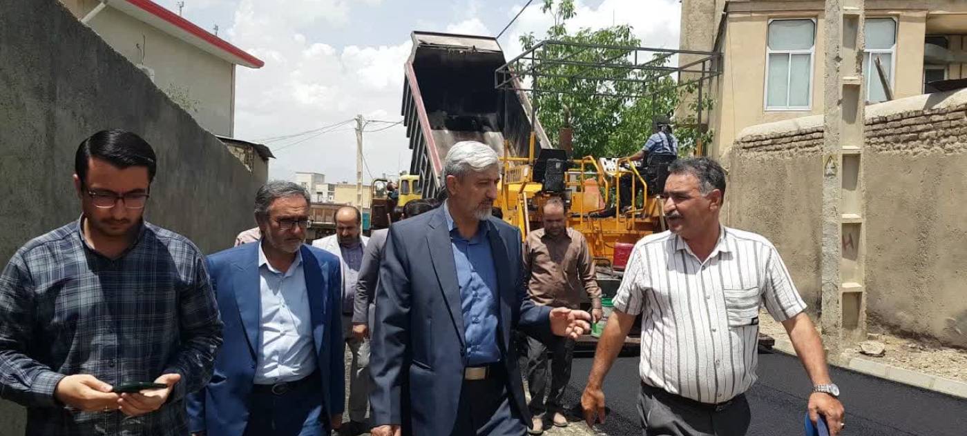 بازدید میدانی سرپرست فرمانداری شهرستان تویسرکان از روند پیشرفت پروژه آسفالت معابر روستای امام‌زاده زید(ع)