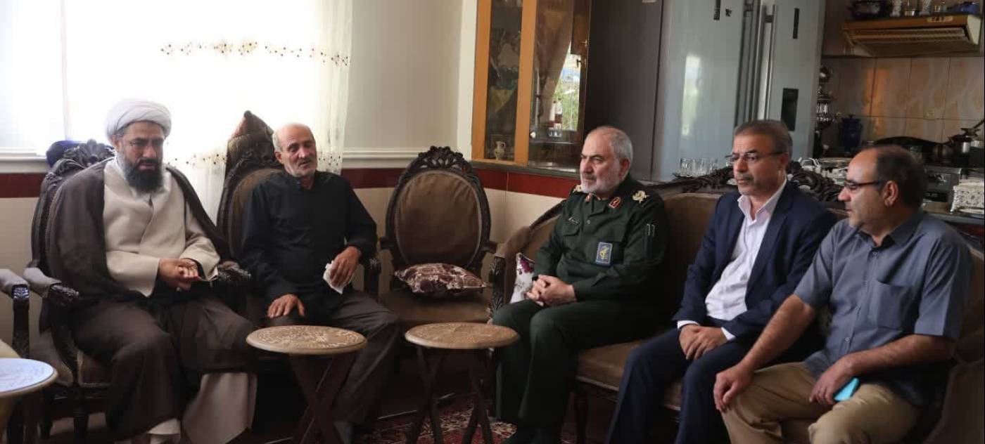  ادای احترام به قهرمان وطن با حضور امام جمعه و معاون سیاسی در خانه شهید کریمی