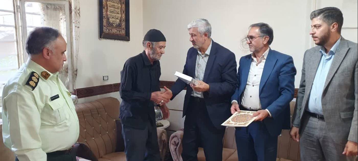 دیدار فرماندار تویسرکان با خانواده شهید عباس مرادی به مناسبت هفته دولت