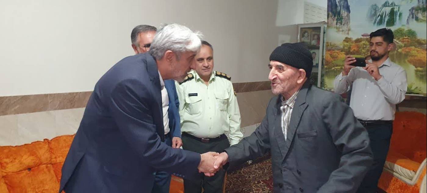 دیدار فرماندار تویسرکان با خانواده شهید بهرام جامه‌بزرگ به مناسبت هفته دولت