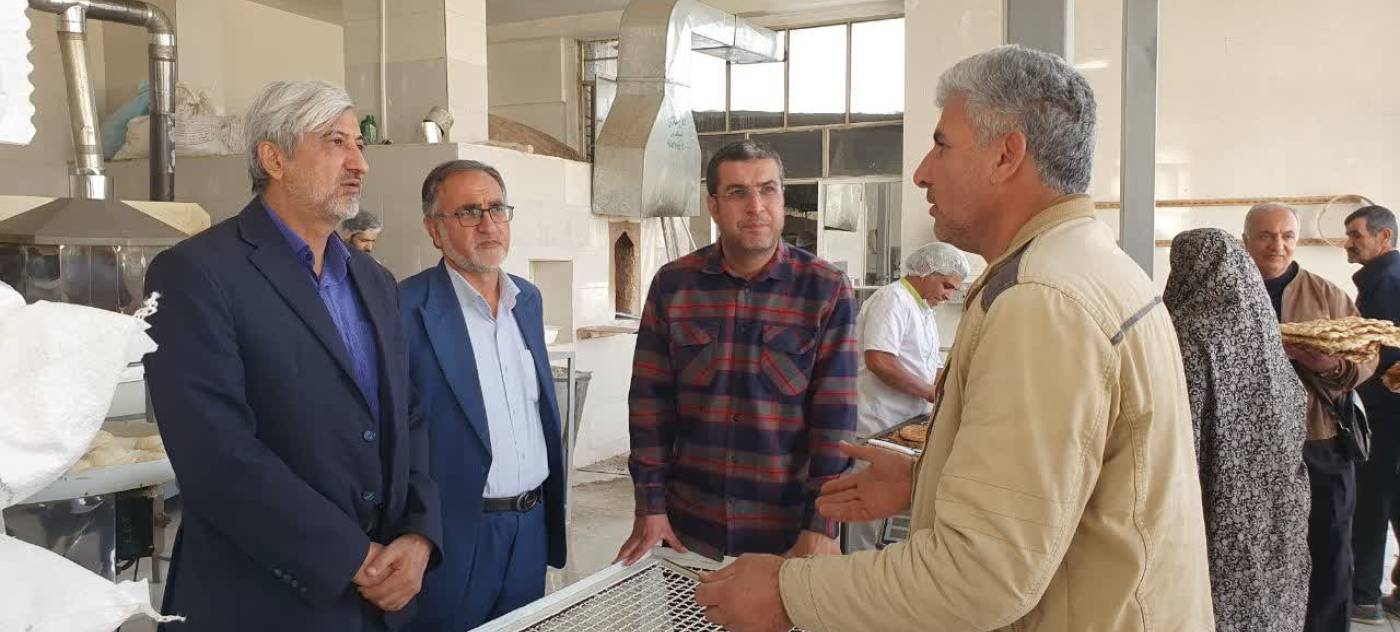 ه گزارش روابط‌عمومی فرمانداری شهرستان تویسرکان، سید مجید شماعی، فرماندار شهرستان، با حضور در مجتمع نانوایی تازه‌راه‌اندازی‌شده تویسرکان، از بخش‌های مختلف این مجموعه بازدید کرد. در این مجتمع انواع نان از جمله سنگک، بربری و لواش پخت می‌شود و خدمات‌دهى آن به