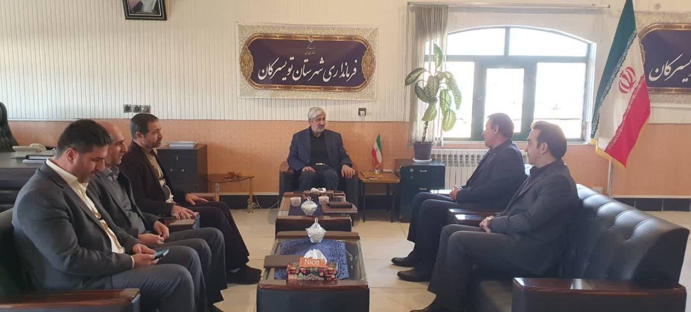 سید مجید شماعی فرماندار تویسرکان با رمضانی سرپرست بانک کارآفرینی همدان دیدار کرد