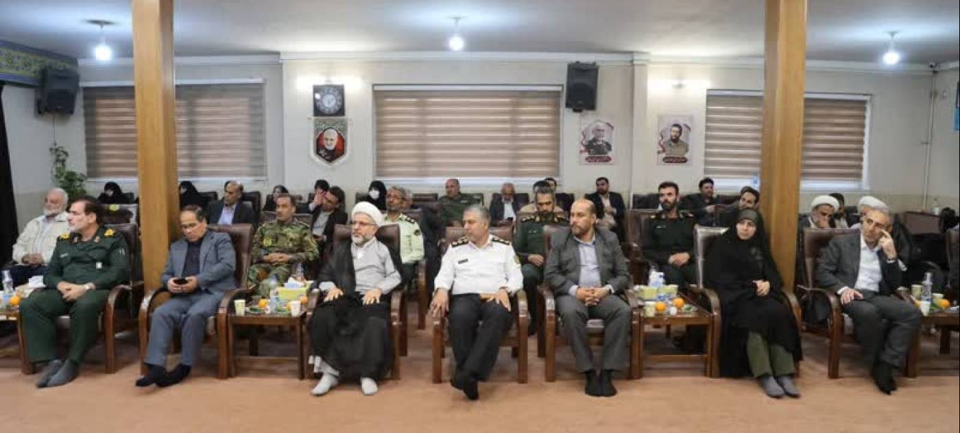 تقدیر نماینده محترم ولی فقیه و امام جمعه همدان از مدیر کل زنان و خانواده استانداری در مراسم تجلیل از خادمان نماز جمعه همدان