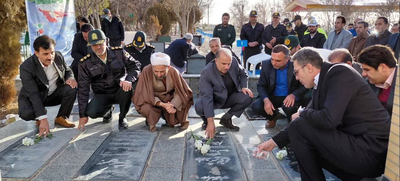غبار روبی مزار شهدای شهرستان