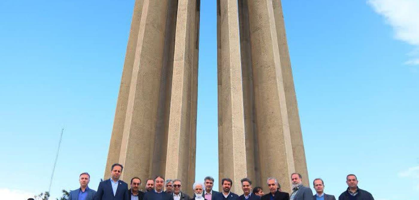 بازدید معاون حقوقی رئیس‌جمهور از آرامگاه بوعلی‌سینا