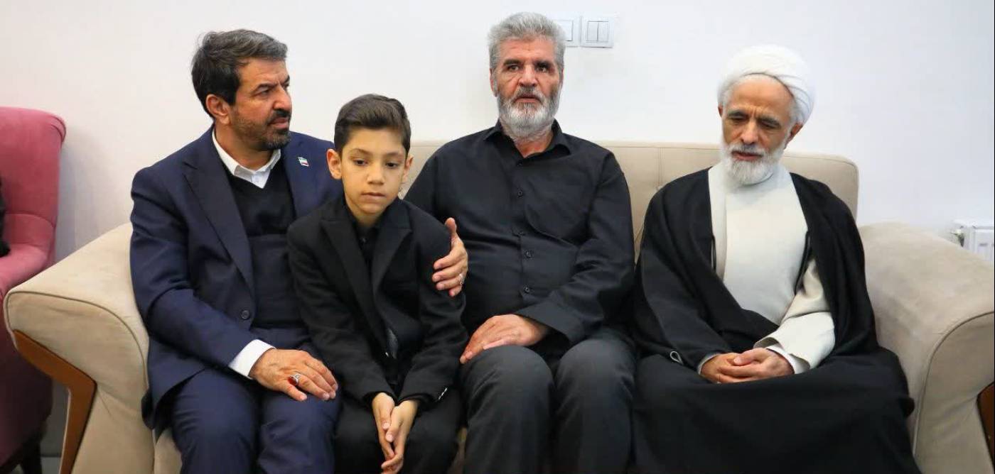 دیدار معاون حقوقی رئیس‌جمهور و استاندار همدان با خانواده شهید انتظامی محمدجواد بخشیان