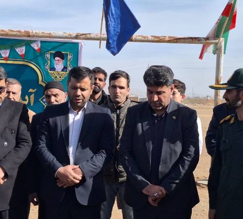 در دومین روز از ایام الله دهه فجرآیین کلنگ زنی وبهره برداری از دو زمین چمن مصنوعی در شهرستان؛ رونق ورزش روستایی با اعتباری بالغ بر ۵ میلیارد و۵۰۰ میلیون تومان 