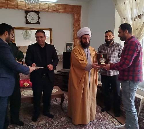 🔹 اهدای نشان «سرو» به خانواده شهید والامقام علی‌آقا شاکری در فامنین