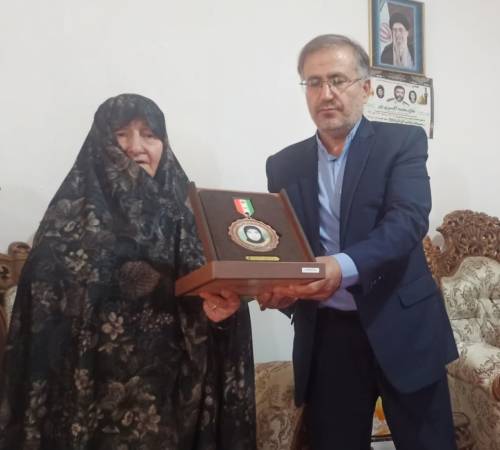 دیدار مسئولین شهرستان بهار با خانواده شهیدان گنجی و اکبری پور